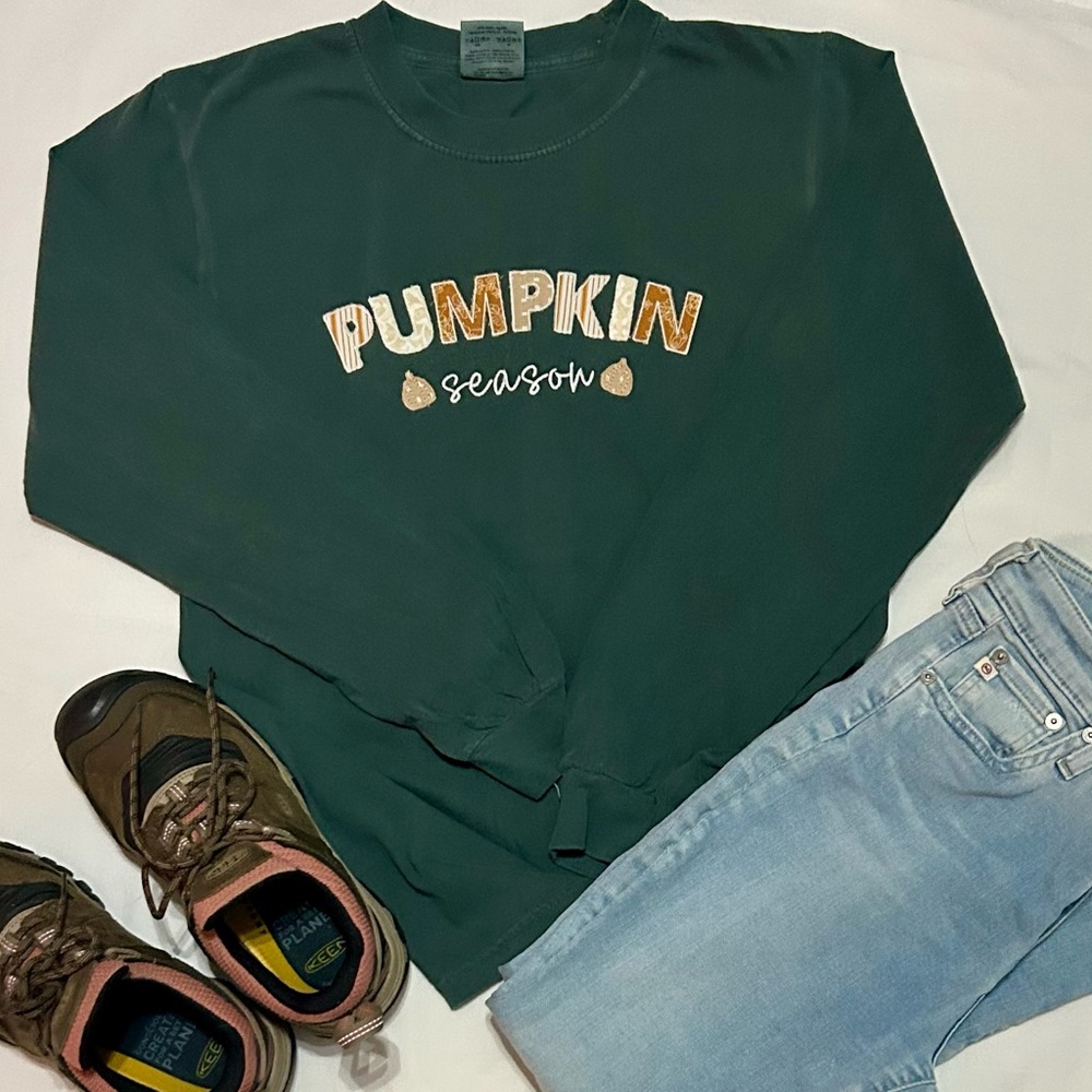 Comfort colors long sleeve embroidered tee dark green - Picture 3 of 4